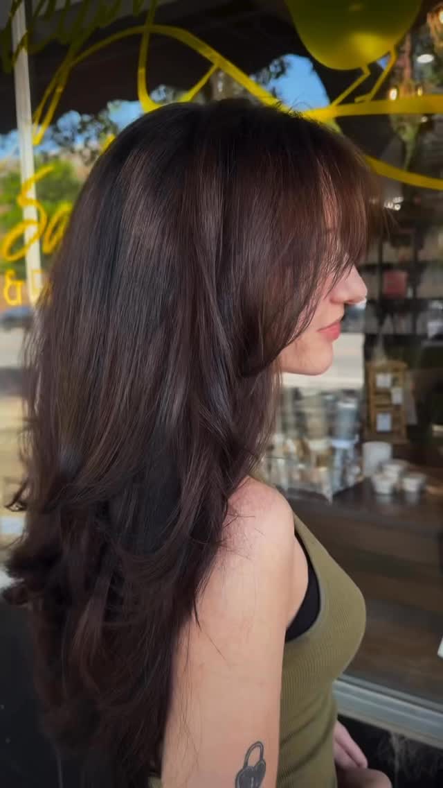 This hair! Some people are just blessed with beautiful heads of hair, but it helps when you have a fabulous haircut like this one by @hair.by.alliegrace
#abovetheordinary #organichaircare #layeredhaircut #uptownshelbync
