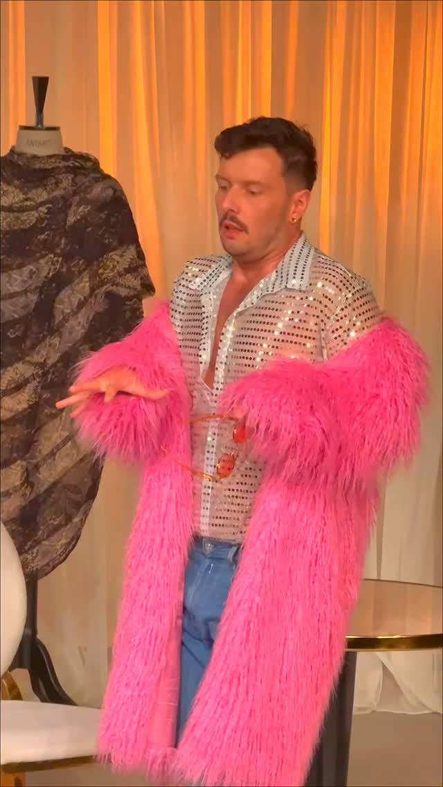 🎭 „A więc to miłość…” i… co to był za wieczór! ❤️🔥
Było wspaniale. Było energetycznie. Było światowo! ✨
Publiczność śmiała się, wzruszała i nagradzała nas owacjami, a scena Teatru TeTaTeT znów zamieniła się w miejsce pełne emocji, humoru i teatralnej magii.
Dziś zagrali dla Was:
🌟 Teresa Bielińska
🌟 Małgorzata Oracz
🌟 Justyna Sieniawska
🌟 Mirosław Bieliński
🌟 Kamil Błoch
Dziękujemy za każdą reakcję, każdy śmiech i każdą chwilę spędzoną razem z nami. To właśnie Wy tworzycie atmosferę, której nie da się podrobić! ❤️
A jeśli ktoś jeszcze nie widział „A więc to miłość…” — spokojnie!
🎟️ JUTRO o godz. 19:00 macie jeszcze jedną szansę, aby zobaczyć nasz spektakl!
📍 Jak zawsze gramy na Małej Scenie Kieleckiego Centrum Kultury.
Będzie gorąco, zabawnie i absolutnie odlotowo! 🚀🎭
Do zobaczenia jutro!