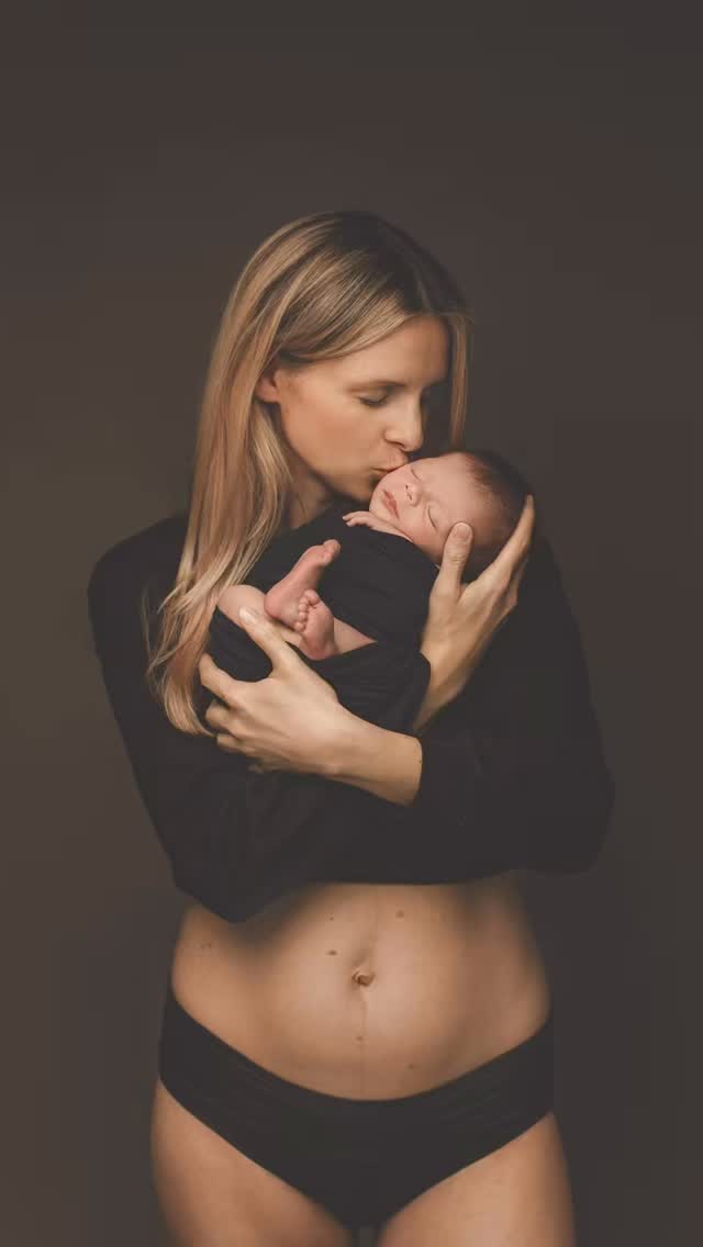 An alle wunderbaren Mamis: HAPPY MOTHER’S DAY 💐💖🎂
Eigentlich waren die Bilder nur in Schwarz-Weiß geplant … aber irgendwie liebe ich beides 😍
Was gefällt euch besser? 👇 Black and White oder in Farbe? 🖤🤍
Schreibs in die Kommentare 🥰
Eure Chen 🥰
📱0176-444 535 45
💌 chen@loveberry.photography
www.loveberry.photography