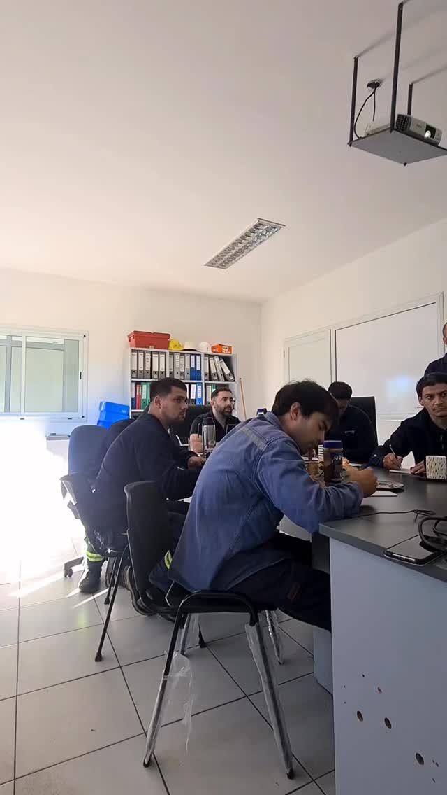 CAPACITACIÓN IN COMPANY - ACA LA PAMPA
¡De Córdoba a General Pico! 🚛⚡
Recorrimos más de 1100 km para llevar la EC Welding Academy a la planta de silo bolsas de ACA (Asociación de Cooperativas Argentinas).
¿El objetivo? Transformar el mantenimiento preventivo en una ventaja competitiva mediante una capacitación integral en procesos de soldadura y corte.🙌🏻
✅Intensidad Total: 1 jornada de 8 horas de formación 100% práctica sobre sus propios equipos.
✅Impacto Real: Participaron las áreas de Mantenimiento y Calidad.
✅Resultados Pasaron de la intuición a la técnica profesional, optimizando la vida útil de su maquinaria.
✅Valor Agregado: Entrega de informe con oportunidades de mejora post-capacitación.
¿Tu empresa no es metalúrgica?
No importa. 🛠️ Si tenés un equipo de mantenimiento, podemos profesionalizarlo.
¡Contactanos! Ingresando al link de nuestra BIO @electrodoscordoba