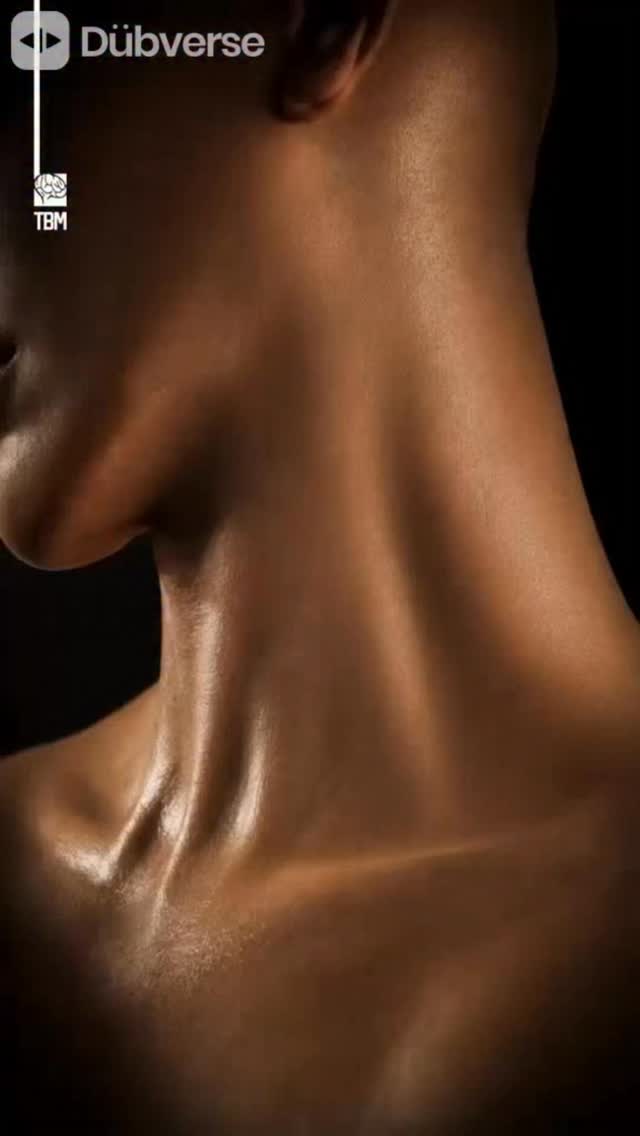 Estalar o pescoço sozinho pode parecer apenas um hábito inocente… mas a cervical não foi feita para receber movimentos bruscos repetitivos sem avaliação adequada.
O “click” nem sempre significa que algo foi colocado no lugar.
Na maioria das vezes, é apenas liberação de gás articular associada a uma sensação temporária de alívio.
O problema começa quando isso vira rotina.
Com o tempo, podem surgir:
* sobrecarga articular
* tensão muscular crônica
* irritação nervosa
* instabilidade cervical
* dores de cabeça e tonturas
Em situações raras, manipulações inadequadas podem afetar estruturas vasculares importantes do pescoço.
Seu pescoço sustenta mais do que a cabeça.
Ele protege a conexão entre cérebro, medula, nervos e circulação cerebral.
Antes de “estalar”, entenda o motivo da dor.
Cezar Oliveira
Cérebro e Coluna Regenerativa#drcezaroliveira #colunaregenerativa #cerebroregenerativo #saude #coluna