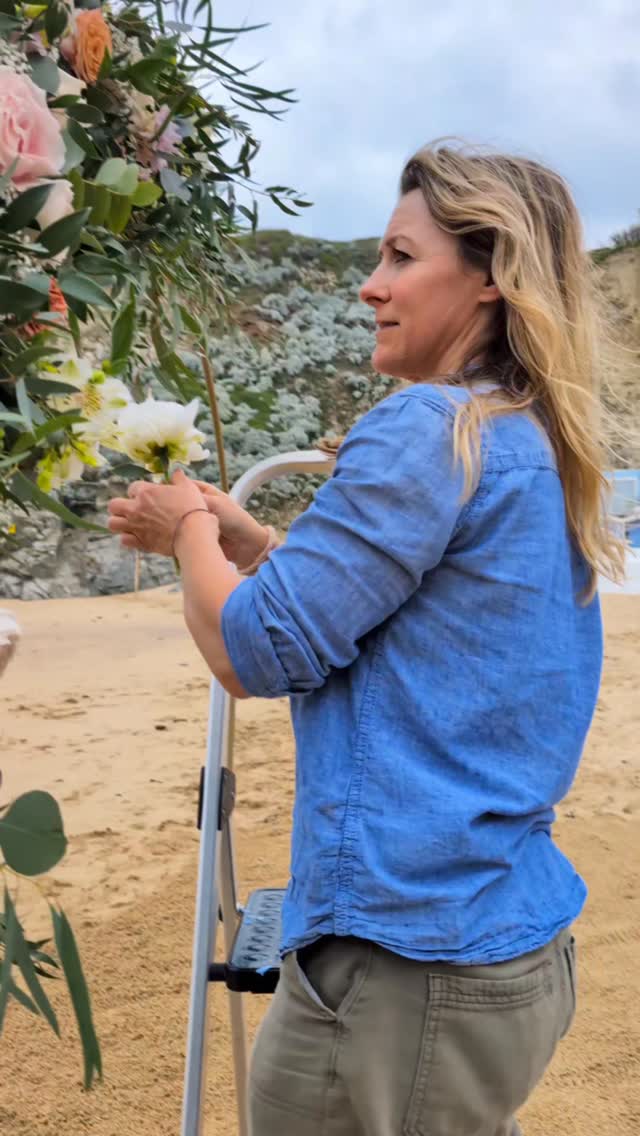 We're down at the beach again for a beautiful outdoor wedding! This time creating a gorgeous moon gate arch!
@lustyglazebeachweddings
@lustyglazebeach
Massive thanks to my super flower grower @hendrafarmflowers
#weddingfloristcornwall #cornwallwedding #beachwedding #moongatearch #lustyglaze