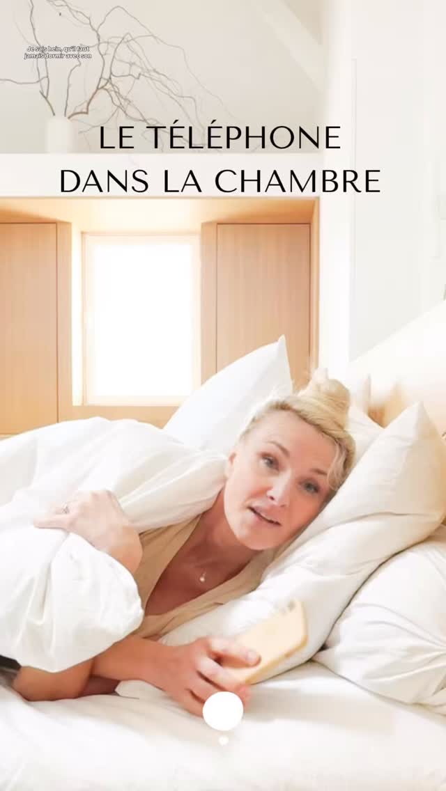 Et vous le téléphone c’est comment ?
🌿
Je sais bien que pour un tas de raisons extrêmement importantes et valables je ne devrais pas dormir avec mon téléphone au dessus de ma tête…
🌿
Mais bon voilà : il y a la théorie et la pratique. Et dans la pratique, mon téléphone il me sert à tout ! Donc je reconnais qu’il n’est jamais bien loin de moi…
🌿
Heureusement pour moi, je ne suis vraiment pas du genre à scroller pendant des heures, donc quand j’ai fini mon travail avec, je m’en détache très facilement !
🌿
Alors oui, il n’est jamais loin de moi, mais cela ne veut pas dire que je ne peux pas m’en détacher et que je ne me mets pas des limites ! Et vous c’est comment ?
🌿
La pollution mentale par le numérique est un vrai sujet sur lequel j’aimerais écrire et creuser davantage, je suis intéressée d’avoir votre avis, d’ici là allez à l’essentiel !
.
.
.
.
#vivreavecmoins #pollutionnumerique #ecologiedinterieur #declutteryourmind #moinsmaismieux