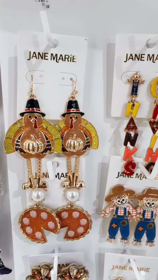 🍂 NEW Fall Jewelry from @janemariestyle has officially made its way to the showroom floor! From spooky Halloween styles to fun Thanksgiving pieces, these new arrivals are the perfect way to refresh your fall assortment.
Come explore these pieces and so much more at the June show — make your appointments for Atlanta or Dallas at thelinkcompanies.com ✨