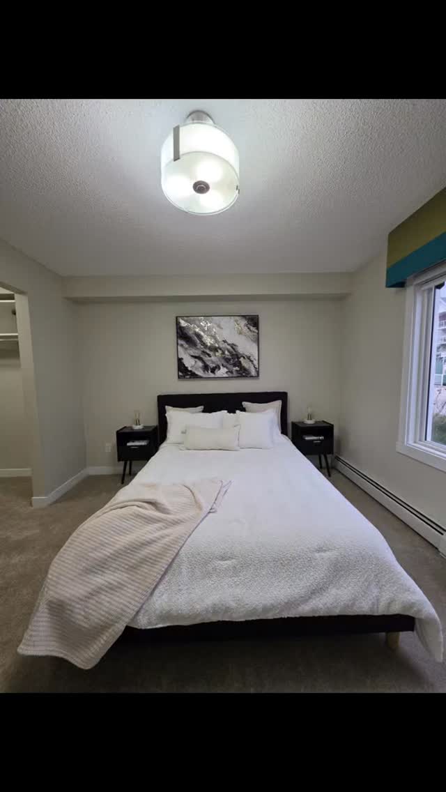 Freshly staged and move-in ready ✨
This 2 bedroom, 2 bathroom main floor condo got a full refresh with new LVP flooring and updated carpet throughout — creating a clean, modern feel from the moment you walk in.
Thoughtfully staged to highlight the warmth, functionality, and potential of every space. Because the right details help buyers instantly feel at home. 🖤
|StagedToSell |HomeStaging |LVPFlooring |CondoLivingYEG |MainFloorCondo |InteriorStyling |EdmontonRealEstate |StyledHomes |2BedroomCondo |HomeRefresh |JamieByDesignHomes