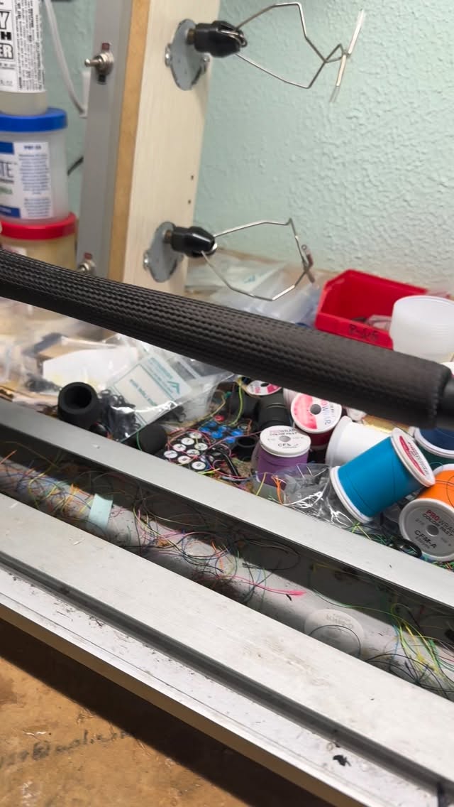 Just a lil #backwaterbully build with @compositeforge_usa and jamming out in the #cabbageshack with @ecoxgear and @tomrightmusic #inshore #carbonfiber #fyp