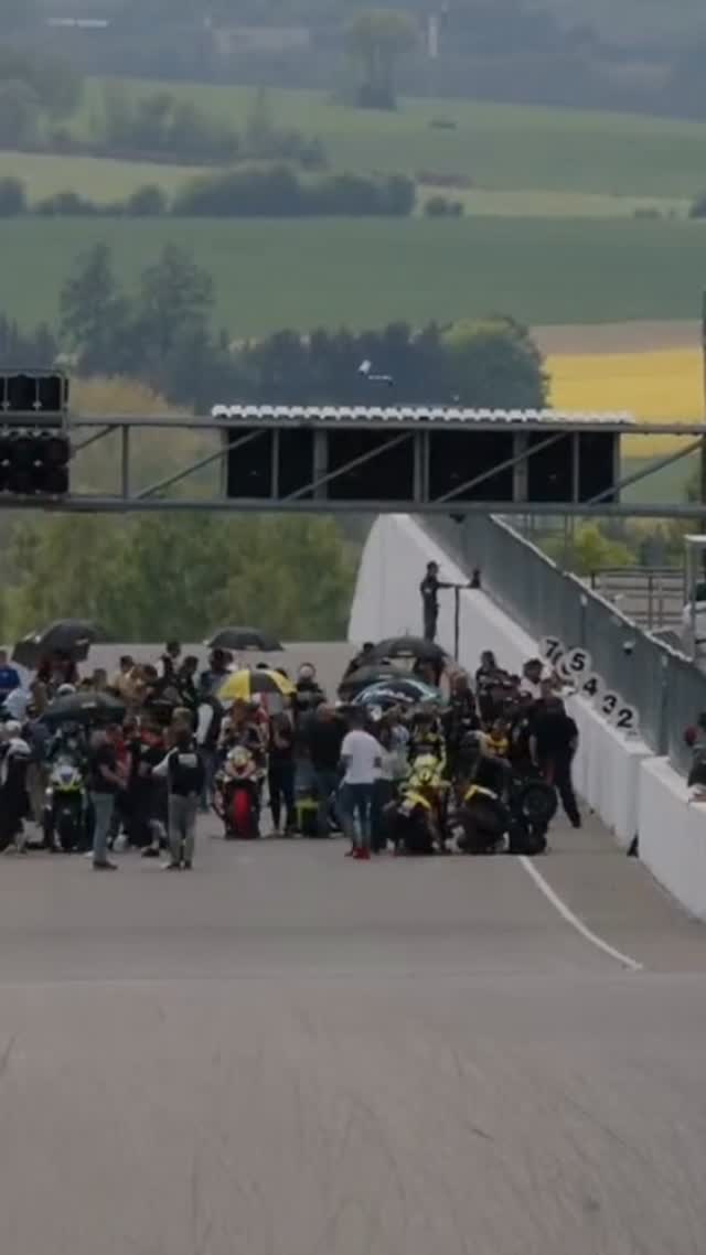 EURO MOTO Sportbike Sachsenring 2026 | Interview in der Startaufstellung vor Rennen Nr. 2 mit @mickywinkler86
Copyright: radioviktoria.media und EURO MOTO 2026
#euromoto #sportbike #racing #wscracing #apriliars660