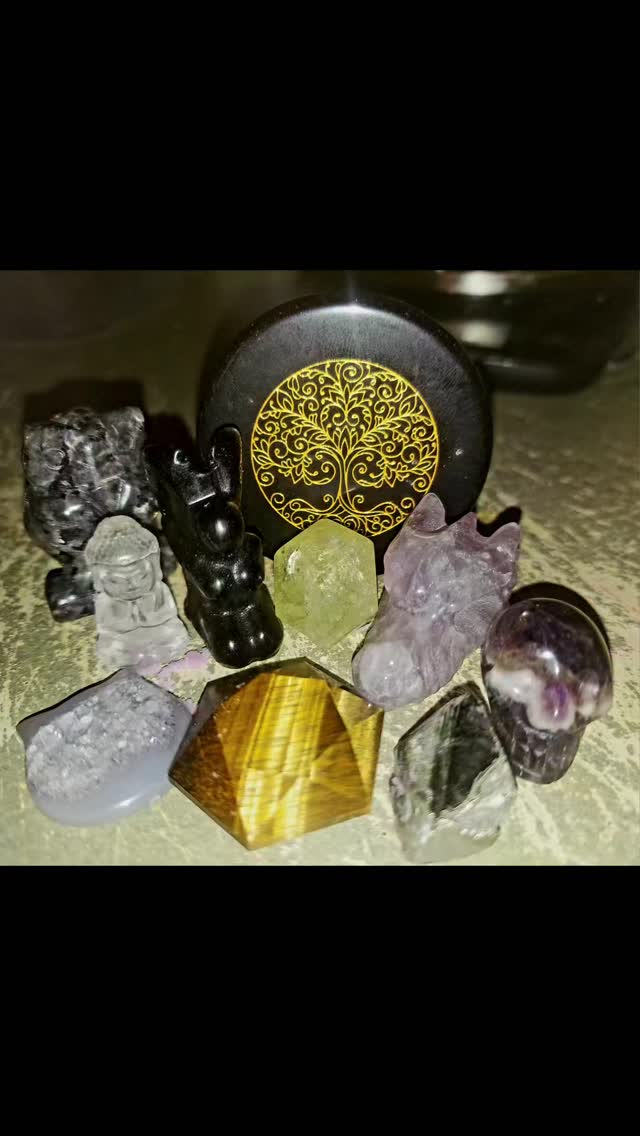 Planning out the cauldron embeds for @lunarfaire tomorrow night!
#crystals #witchcraft #candles #lunarfaire #TMI