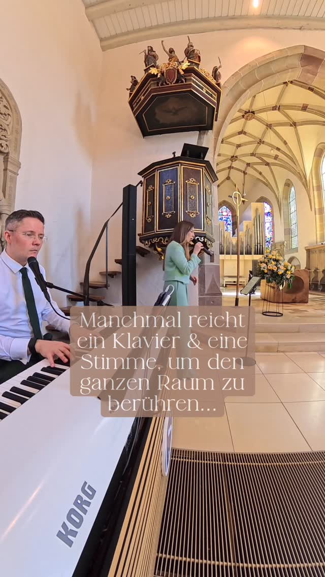 Zwischen all den großen Momenten sind es oft die leisen Augenblicke, die in Erinnerung bleiben.
„Can’t Help Falling In Love“ gehört für uns zu den Liedern, die eine kirchliche Trauung sofort besonders machen — ganz ohne viel Drumherum. Nur Musik, Emotionen und dieser eine Moment.
Wenn ihr euch Livemusik für eure Trauung wünscht, freuen wir uns auf eure Anfrage.
#Hochzeitssängerin #KirchlicheTrauung