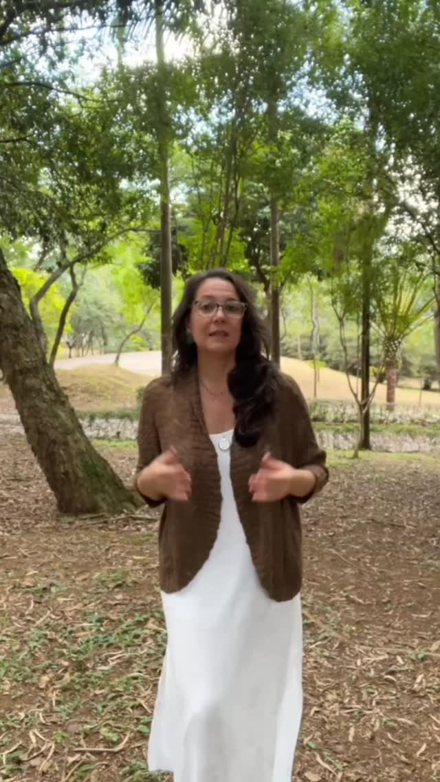Não é só o que comemos que importa.
A forma como nos alimentamos também influencia diretamente a digestão, o metabolismo e o funcionamento do corpo.
Quando a alimentação acontece em estado de pressa, distração ou estresse, o organismo permanece em alerta — e a digestão tende a perder eficiência.
Isso porque corpo e mente funcionam em conexão.
O intestino responde ao sistema nervoso, e essa comunicação influencia não apenas a digestão, mas também o humor, a energia, o sono e o comportamento alimentar.
Por isso, muitas vezes, sintomas como inchaço, gases, constipação, fadiga, irritabilidade e dificuldade de manter hábitos saudáveis não estão relacionados apenas ao alimento em si…
mas também ao excesso de estímulos, à sobrecarga e à dificuldade de desacelerar.
Quando o corpo relaxa, o sistema muda de estado.
Sai do alerta e entra em um modo de reparo, regulação e digestão.
No Ayurveda, esse é um princípio fundamental:
o ambiente, o ritmo e a forma de viver influenciam diretamente a nossa vitalidade.
E é essa experiência que propomos no retiro Do estresse ao autocuidado, conduzido por mim e pelo Dr. Eric Slywitch. 🌿
Serão 4 dias de imersão na natureza, com práticas de regulação corpo–mente, descanso profundo e alimentação terapêutica ayurvédica.
Se isso fez sentido para você, os detalhes no link da bio. #estressecronico #eixointestino-cérebro #ayurveda #autocuidado #retirodeayurveda