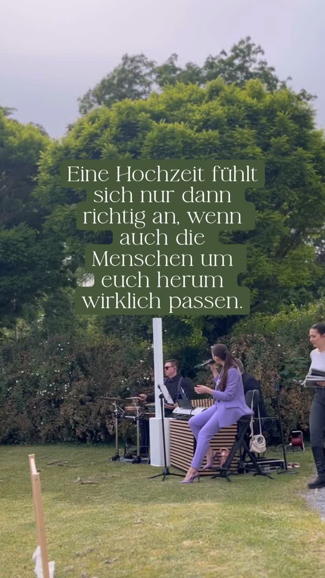 Eine Hochzeit fühlt sich nur dann richtig an, wenn auch die Menschen um euch herum wirklich passen – die, die ihr einladet, und die, die euch durch den Tag begleiten.
Am Ende geht es nicht nur um schöne Details oder perfekte Abläufe, sondern auch um das Zwischenmenschliche. Neben der Qualität der Dienstleister darf und sollte auch das Gefühl eine Rolle spielen. Ihr dürft bei der Auswahl ruhig auf euer Bauchgefühl hören.
Genau deshalb machen wir vor jeder Zusammenarbeit einen Video-Call mit jedem Brautpaar. So können sich beide Seiten kennenlernen und schauen, ob es wirklich menschlich und musikalisch passt – denn genau das ist die Basis für einen entspannten und besonderen Hochzeitstag.
Und wenn dann alles zusammenkommt, entsteht genau diese Atmosphäre, in der man einfach ankommen und genießen
kann.
Schreib mir jetzt gern deine Anfrage 💌👇
#lieblingsmensch #livemusikzumsektempfang #livemusikhochzeit #hochzeitssängerin