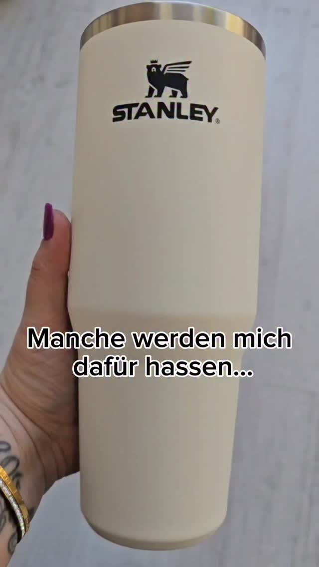 Schwarz-Anthrazit mit viel Glitzer – Kundenwunsch umgesetzt.
Upgrade oder Overkill?
👉 Würdest du mir deinen Cup anvertrauen?
#stanley #transformation #resincup