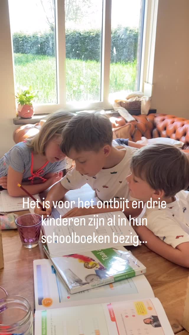 Homeschooling in deugden… 2 hacks!
Hack #1 een Groot Doel opschrijven op hun programma
In hun geval: klaar met de grote vakken tegen Pinksteren!
Grenzen geven rust. We doen niet altijd alles tegelijk. Soms zijn er seizoenen waarin we A doen, soms zijn er seizoenen waarin we B doen.
Het vooruitzicht van ‘nu even hard werken en daarna vakantie’ is motiverend.
Trouwens, in de vakantie doen we ook niet niks 😅 ik ga binnenkort werk maken van een vakantieprogramma voor school. Met nieuwe en lichte content, zodat ze hun tijd ook goed gebruiken.
Hack #2 het tot een eer maken om broer of zus te helpen
Het is zo fijn de pretlichtjes in de ogen van Theodoor te zien als hij in staat is om Edward te helpen met een rekenoefening.
Voor ons is dingen mogen leren een eer. Het is een eer al een niveau verder te staan dan de broers of zussen.
Ook dat is motiverend!#
#thuisonderwijs #motivatie