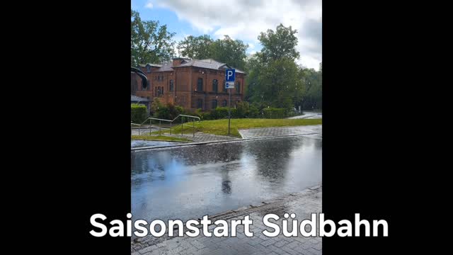 🚈 Am Himmelfahrtstag war ich zur Saisonauftakt der Südbahn in Plau am See, dem Tor zur Müritz.
Leider fiel der Saisonstart ins Wasser, und nicht weil es auch geregnet hat. In Karow war ein Güterzug entgleist, so dass die Strecke nicht befahrbar war. Zum Glück ist niemandem etwas passiert.
🏕 Die Südbahn ist in unserer Region sehr wichtig ist sie doch im Süden unseres Bundeslandes der Schlüssel in die Metropolregionen Hamburg und Berlin, aber auch nach Rostock und an die Ostsee.
🔢 Eine Kostenuntersuchung hat gezeigt dass die Strecke ein Gewinn für die Region ist unf wirtschaftlich betrieben werden kann, insbesondere mit der Verbindung Wittstock-Güstrow.
Gemeinsam mit Brandenburg muss jetzt intensiv an der Umsetzung gearbeitet werden. Für die Menschen, die Region aber auch den Tourismus.
👍 Die BI Südbahn mit ihrem Sprecher Clemens Russel streitet seit mehr als 10 Jahren für dieses Projekt. Ihr gilt der Dank, aber auch ProBahn mit ihrem Sprecher @marcel_user_mc und dem @vcd_nordost .
Inzwischen unterstützen auch viele Landräte und Bürgermeister die Pläne.
🤷♂️ Wenn wir alle gemeinsam auch weiterhin für dieses Projekt eintreten und nicht nachlassen bin ich sicher, dass die Umsetzung gelingt!
#Südbahn #Müritz #ländlicheRäume #Sernplatte #GrünimSchloss