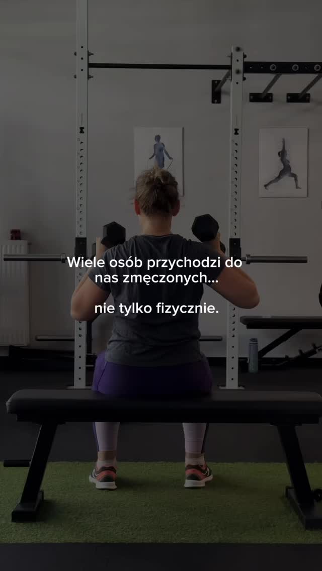 Nie każdy przychodzi na trening po to, żeby „cisnąć”.
Coraz więcej osób trafia do nas po prostu zmęczonych.�Pracą. Tempem życia. Przebodźcowaniem. Ciągłym napięciem.
I często okazuje się, że ruch może być czymś zupełnie innym niż presją i kolejnym obowiązkiem do odhaczenia.
Może być chwilą, żeby zwolnić.�Oddechem dla głowy.�Sposobem, żeby znowu poczuć swoje ciało trochę lepiej.
Jeśli czujesz, że tego teraz potrzebujesz — napisz do nas ✉️