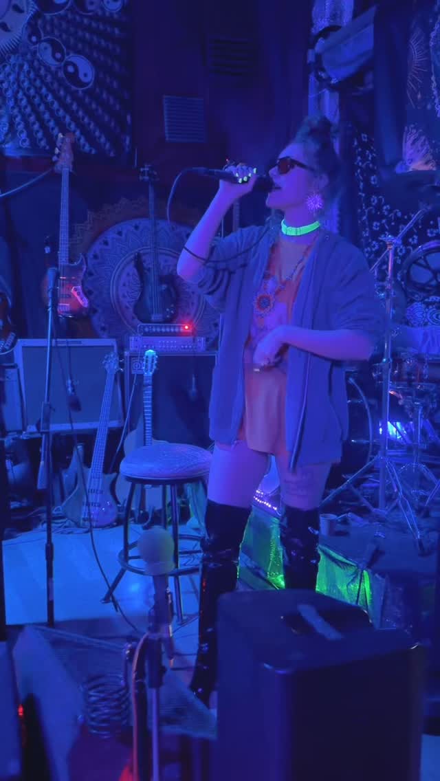 neon lights and full send 🔥
GOLD live at @projectheartshine — this verse wrote itself because we’ve all seen it. we all know what this is.
you’re karma’s bitch it’s funny. 🏆
full set on YouTube — link in bio 🔗
#SAS #RapArtist #ConsciousRap #LivePerformance #Gold