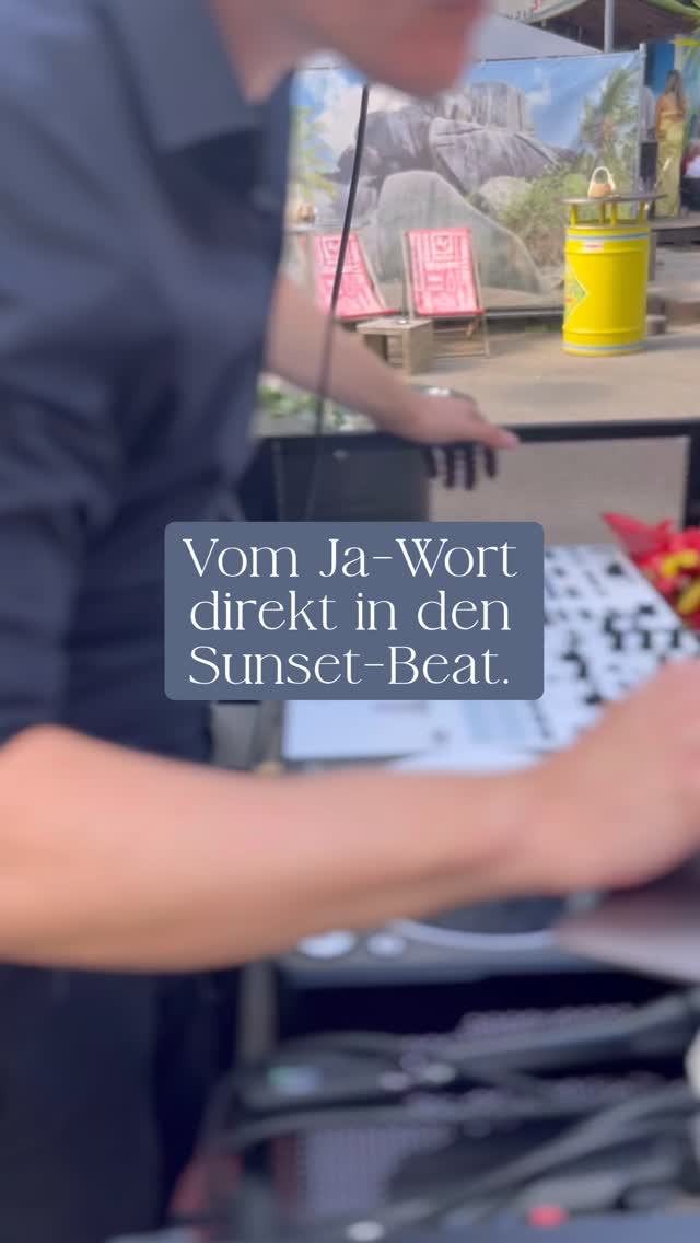 Livemusik? DJ?
Das muss keine Entweder-oder-Entscheidung sein.
Genau das zeigt dieser Moment vom Sektempfang: entspannte Atmosphäre, gute Stimmung und der perfekte musikalische Übergang vom emotionalen Start in den nächsten Teil des Tages.
Die Kombination macht oft den Unterschied: Livemusik zur Trauung und/oder zum Sektempfang und danach ein DJ-Set, das den Abend nahtlos weiterträgt. So entsteht ein roter Faden durch euren gesamten Hochzeitstag – ohne Brüche, aber mit genau dem richtigen Gefühl zur richtigen Zeit.
Wenn ihr euch einen musikalisch stimmigen Ablauf für eure Hochzeit wünscht, meldet euch gern bei uns.
#HochzeitsDJStuttgart #HochzeitsDJ #Hochzeitsmusik