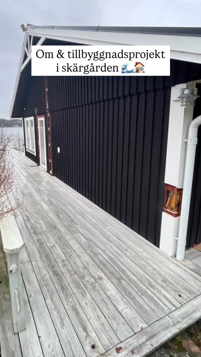 På en ö i Stockholms skärgård har vi nyligen färdigställt en om- och tillbyggnad av ett fritidshus som fått växa tillsammans med familjen 🌿
Stort tack till @helikoptertjanst för hjälpen med lyft av takstolar och väggelement 🏠 🚁
Med noggrann planering och välorganiserade sjötransporter säkerställer vi att skärgårdsprojekt flyter på smidigt – från första leverans till färdigställande🤝
Vi bygger där vägarna tar slut⚓️🌊
Har du ett byggprojekt i skärgården som du vill förverkliga? Hör av dig till oss så säkrar vi din byggstart👇🏻
08-541 350 71
info@wolfbuilder.se
Videos bilder Wolfbuilder AB @hanslinus @antecimex Helikoptertjänst @helikoptertjanst