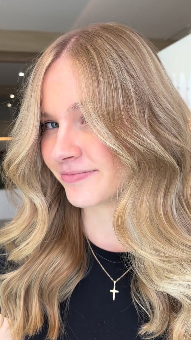 The face frame doing its thing…
How amazingly beautiful does our client look, blonde is definitely her colour 😍
#brisbanehairstylist #blondehairbrisbane #faceframe