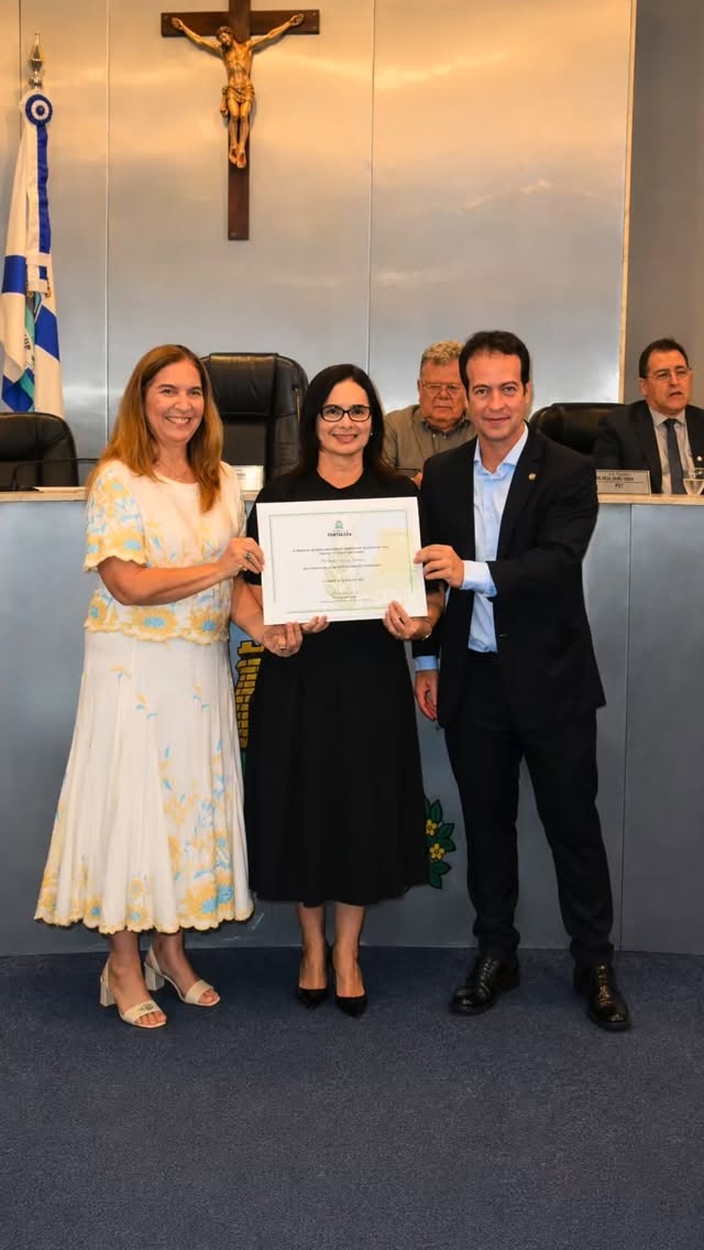 Hoje celebramos um momento de grande orgulho para o nosso escritório. ✨
Nossa sócia, Rochele, foi homenageada na Câmara Municipal de Fortaleza, durante a sessão solene em comemoração ao Dia do Profissional da Contabilidade, promovida pela Associação dos Contabilistas do Estado do Ceará, Acontece, sendo reconhecida como Profissional Destaque.
Esse reconhecimento traduz a trajetória de dedicação, ética, excelência e compromisso que ela construiu ao longo dos anos, valores que fazem parte da essência do nosso escritório e da forma como atuamos diariamente ao lado dos nossos clientes.
Mais do que uma homenagem individual, esse momento representa o reconhecimento da importância da contabilidade séria, estratégica e feita com propósito.
Parabéns, Rochele, por essa conquista tão merecida! Temos muito orgulho de ter sua liderança e competência fazendo parte da nossa história. 👏💙
#Orgulho #Contabilidade #DiaDoProfissionalDaContabilidade #Reconhecimento #Fortaleza