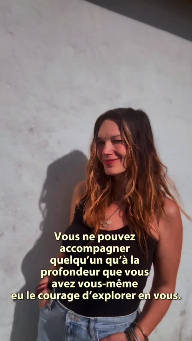 〰️🌞 PRÉSENCE 🌞〰️
Il y a tellement de personnes qui cherchent leur mission d’incarnation.
Et si elles la cherchent encore, c’est souvent parce qu’elles se cherchent encore.
Parce qu’elles n’ont pas encore pleinement trouvé qui elles sont réellement.
Et dans cette période, il y a tant d’artisans de lumière qui sentent l’appel de reprendre leur place.
Mais la véritable mission commence dans la profondeur que vous avez le courage de traverser en vous-même.
Accompagner, guider, transmettre, révéler… ce n’est pas une question de savoir.
C’est une question de connaissance.
Et pour toucher cette connaissance, il devient essentiel de descendre dans la profondeur de l’expérience.
Cela demande une rencontre réelle avec vos propres blessures.
Vos propres illusions.
Vos propres limitations.
Vos propres mémoires.
Vous accompagnez rarement quelqu’un au-delà de l’endroit où vous avez vous-même accepté d’aller.
C’est là que la mission s’incarne.
Elle cesse d’être une simple fonction extérieure.
Elle devient une fréquence.
Votre vérité.
Votre conscience.
Votre capacité à transformer votre propre guérison en présence.
Et plus vous osez cette profondeur, plus votre posture se clarifie.
Plus votre lumière se structure.
Plus votre capacité à révéler les autres s’amplifie.
La vraie mission d’âme demande une incarnation.
Celle de votre divinité dans la matière.
Celle de votre vérité pleinement vécue.
C’est ce que nous explorons dans le programme ÂMES.
Un programme très complet pour celles et ceux qui sentent que leur chemin ne demande plus une vision linéaire, mais une compréhension multidimensionnelle de la présence.
ÂMES révèle, structure et incarne votre présence.
Si ces mots résonnent profondément, alors peut-être que vous êtes en train de comprendre où votre vraie mission commence.
#éveilspirituel #eveildesconsciences #spiritualité #artisansdepaix #guidance