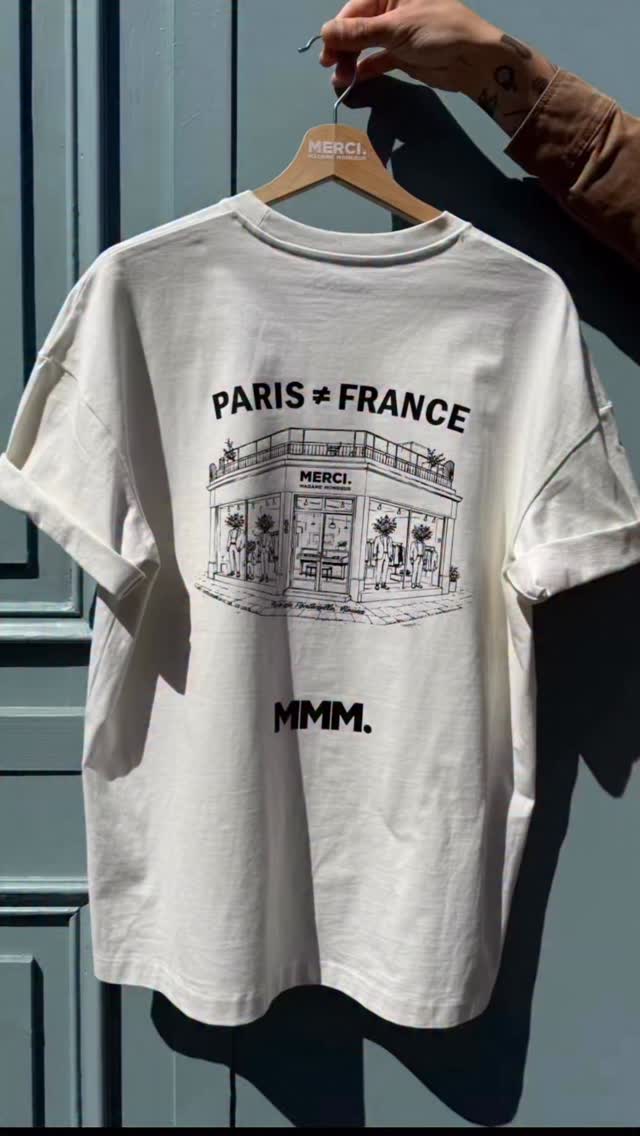 Le t-shirt de la maison.
Celui qu’on porte comme un souvenir de passage au 66 rue de Fontenelle.
Minimaliste, essentiel, signé Merci Madame Monsieur.
Le marquage de la boutique comme une adresse qu’on garde avec soi.
Disponible dès maintenant à la boutique.
Merci Madame Monsieur
#Rouen #MerciMadameMonsieur #ConceptStore #mmm #ModeFrançaise