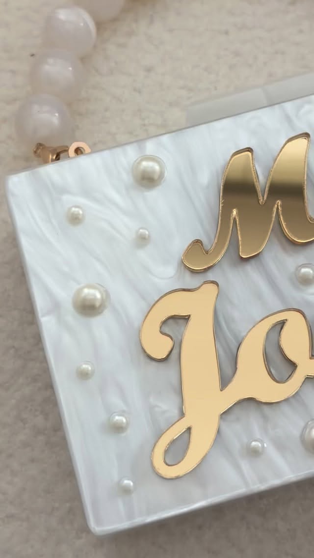 Soft glam, but make it custom ✨🤍
White marble vibes, gold mirror name detail & pearl embellishments ✨