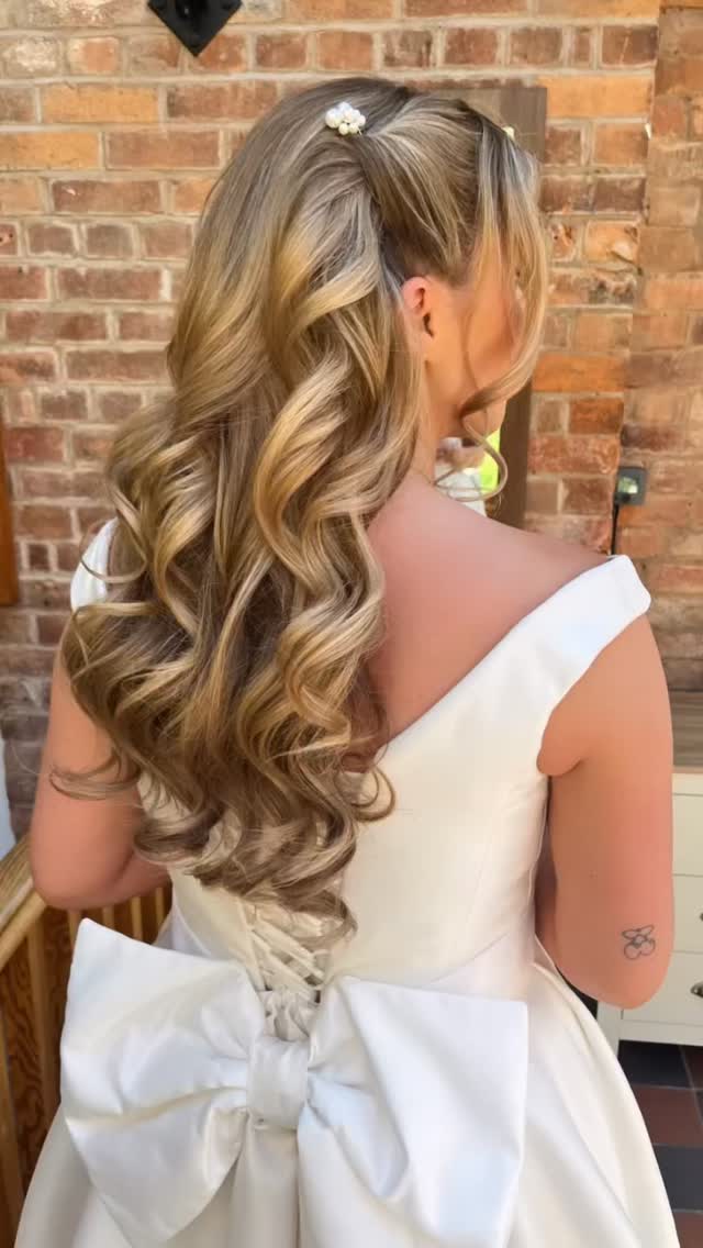 Emilyâs trendsetter bridal look.
How gorgeous is her bouncy voluminous down style with sides secured back and full face framing pieces. This is such a great way to enjoy a very much hair down look but it feeling somewhat secured knowing itâs going to look neat all day.
We made Emilyâs hair even more luxurious with 18 inch clip in hair extensions by @cliphairlimited
Hair extensions add fullness, shine and longevity to your curls adding the wow factor vibes to your wedding look.
#cliphairweddingawards26 #leicestershireweddings #weddinghairleicestershire #bridehairleicester #leicesterweddinghairstylist