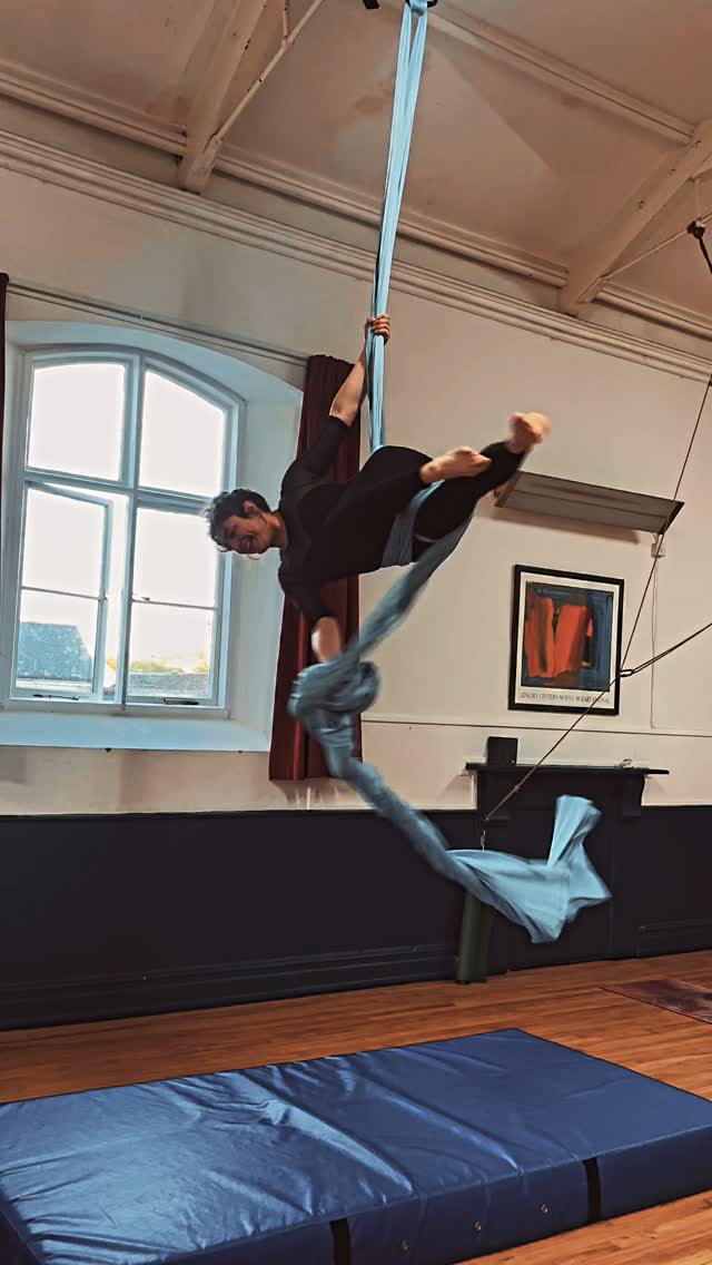 Born for these times - so enjoy! 🫶
Book a class today and feel not only vibration of self awareness, but cultivating skills which will benefit your whole life.
Video credit: Our amazing student @hollyebonymusic trying this aerial silk spin for the first time in class this week! - wow. ⭐️🙏🤗
Instructor @cloudy_lemonade_87
@onyxfitnessuk
#aerialsilks #circus #dance #silkspin #aerial