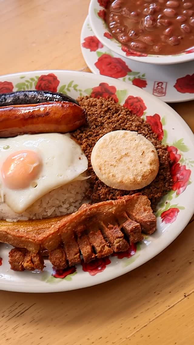 Así como cuando te quieren secuestrar, pero caés feliz en la trampa desde que sea una bandeja paisa. 😂
Con ese chicharrón, esos fríjoles y toda esa sazón antioqueña, cualquiera cae pues.
👉 Mencioná al que se deja tentar fácil 😂y mandale este reel pa’ que sepa a dónde ir a almorzar.
