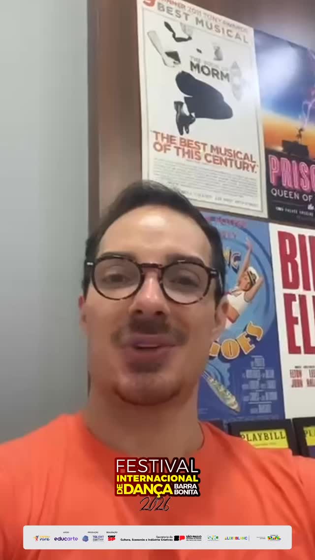 Diretamente dos palcos para o nosso festival! ✨🎭
É com muita alegria que anunciamos mais um jurado confirmado, que além de integrar nossa banca avaliadora, também irá ministrar um workshop especial de Teatro Musical durante o festival!
Uma oportunidade única para aprender sobre interpretação, presença de palco, expressão corporal e toda a energia que o universo do musical exige. 💥🎶
Prepare-se para viver uma experiência intensa, inspiradora e cheia de troca artística!
Fale conosco através dos nossos canais de comunicação:
📲 (84) 99155-9202 (Raissa)
📲 (14) 99722-3300
📨 festivalinterbb@gmail.com