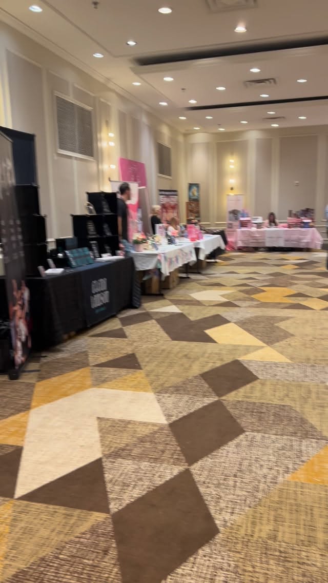 You just never know what you will find at a romance book conference.
Come find us at @loveandromanceintoronto
@devinsloane.author
@slsterling