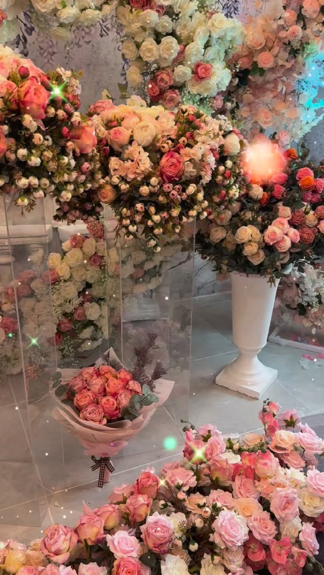 The FlowerLand Square
#HoustoFlorist #FlowerArrangementGiftForHer
www.HoustonWeddingEventChannels.com/shop