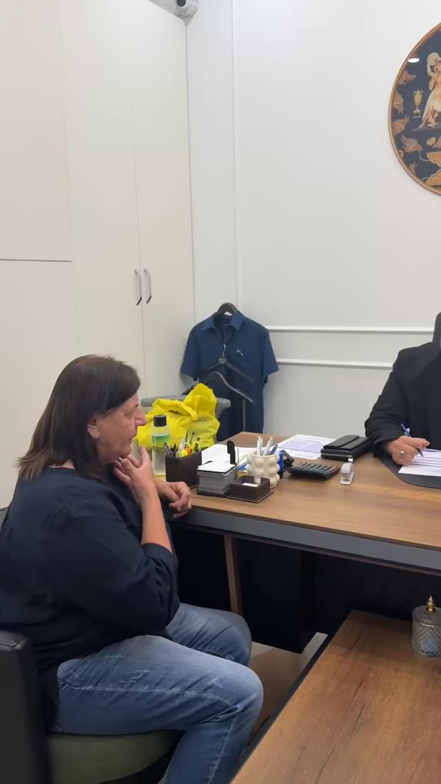 #dental #deutschland #implantat #fyp #viralvideos
Monika war bei uns in der Klinik und wurde zunächst umfassend untersucht. Dazu gehörte ein aktuelles Röntgenbild sowie eine gründliche Kontrolle durch unseren Implantologen. Diese sorgfältige Voruntersuchung ist medizinisch vorgeschrieben und gesundheitlich notwendig, bevor eine Behandlung begonnen wird.
Nach der detaillierten Analyse wurden bei Monika insgesamt 9 Implantate eingesetzt sowie 2 notwendige Zahnextraktionen durchgeführt. Die Behandlung verlief erfolgreich und planmäßig.
Nun beginnt die wichtige Einheilungsphase der Implantate. Wir freuen uns darauf, Monika in einigen Monaten erneut bei uns begrüßen zu dürfen, um ihre finale Versorgung mit festen Kronen abzuschließen und ihr ein gesundes, langfristiges Lächeln zurückzugeben.