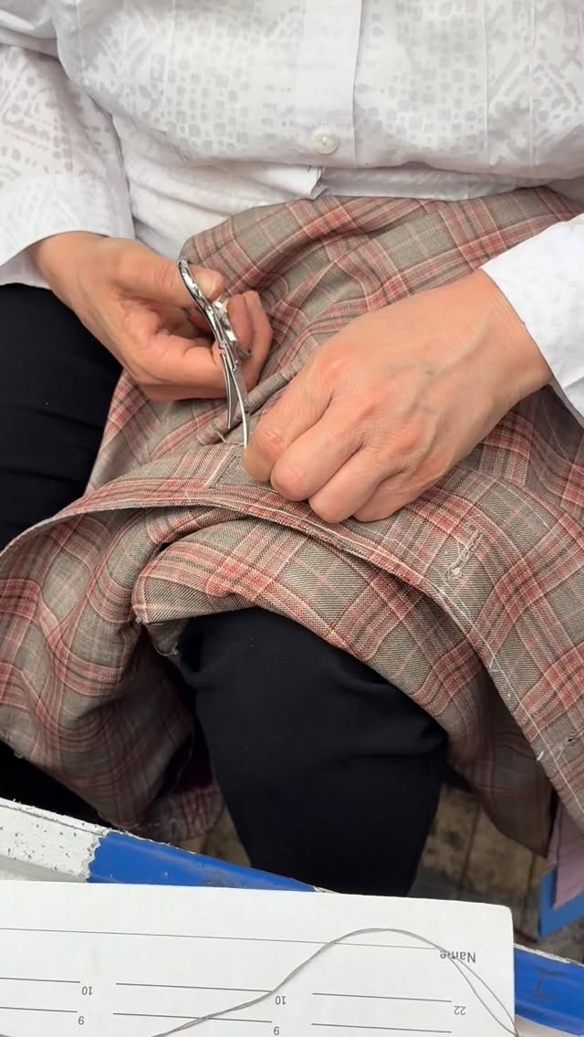 POV you just finished sewing handmade double sided buttonholes
#madeinamerica #bespoketailoring #customclothing #adrianjulesltd #clothingmanufacturer