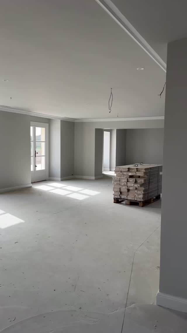 Résultat final à l’Hôtel Cordeillan-Bages (Como) 🪵
Retour en images sur la transformation du restaurant dans le cadre de ce chantier d’envergure : 1300 m² de ragréage et 1050 m² de parquet en pose collée avec ses finitions.
Merci à @reverso_revetements pour leur confiance sur ce projet 🤝
📍 Réalisation par Parquet D’argent en Gironde
#parquetdargent #posedeparquet #renovationinterieur #gironde #chantierprofessionnel