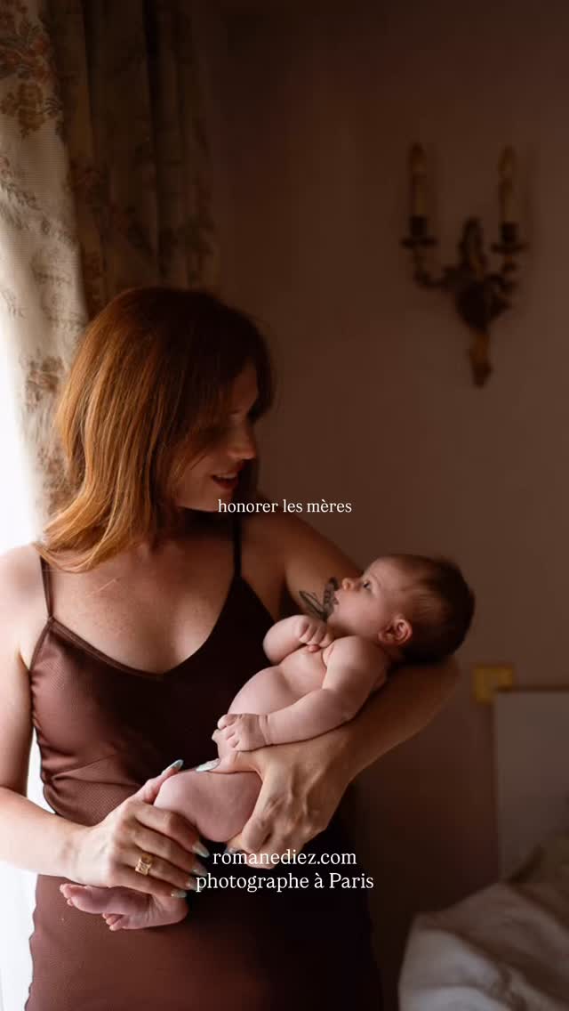 Offrir des souvenirs qui restent dans le temps à la Maman 💕
Force est de constater que les femmes et surtout les mamans sont moins voir PAS sur les photos.
La première chose à faire selon moi c’est déjà dans le quotidien de penser à + les photographier, avec leur bébé. Sans qu’elles le sachent forcément, juste des photos de la vie, du quotidien, de ces moments clefs où elles prennent soin.
La deuxième chose à faire est de leur offrir des photos d’elles où elles se trouveront belles, où elles auront pris le temps de choisir leurs vêtements, où elles auront pu prendre une douche (peut-être) avant ! Offrir une séance photo c’est offrir des images mais aussi un temps de qualité avec son bébé ou on prend plaisir à se faire photographier 🧚♀️
J’accompagne vos épouses, vos sœurs et vos amies dans ce moment. 📸 Pour qu’elles aient des souvenirs uniques et esthétiques de ce moment de la vie avec leur enfant 🌹
D’autres formats de séances sont disponibles : portrait solo / intime / focus allaitement / balade. 🎁
#motherday #souvenir #photosdefamille #paris #cadeau