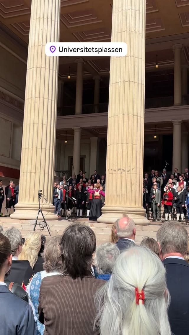«Kongesangen» framført av Den norske Studentersangforening under ledelse av Marit Tøndel Bodsberg i nytt arrangement av Tormod Tvete Vik fikk sin premiere på Universitetsplassen. #17mai #kongesangen #körsång #mannskor
