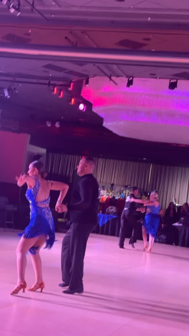 Swing time with Sharon and instructor Jonathan! 💙
#ballroomdance #ballroom #ballroomdancing #proamdance #proam