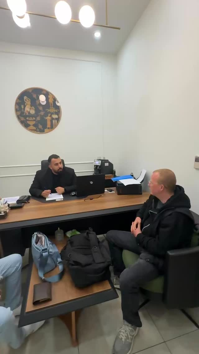 #deutschland #dental #fyp #smile #zahnbehandlung
Bettina ist nun bereits zum zweiten Mal bei uns in der Klinik für ihre finale Versorgung mit festen Kronen.
Ihre Einheilungsphase ist erfolgreich abgeschlossen und die Behandlung läuft aktuell auf Hochtouren weiter.
Während der finalen Versorgung werden selbstverständlich alle medizinisch erforderlichen Schritte sorgfältig durchgeführt, damit Funktion, Ästhetik und Komfort perfekt aufeinander abgestimmt sind.
Bleibt gespannt auf ihr Endresultat – das wunderschöne neue Lächeln folgt schon bald. ✨🦷