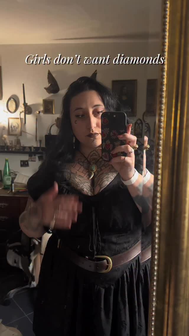 Ça peut être la dent de ta grand-mère ou de ton clébard ou sinon jte propose des modèles uniques avec des chicots de bestioles sauvages🦷
Bijoux alternatifs curiosités faits main, victorien gothique
Bijoux dents, os
Tooth jewelry, bone jewelry