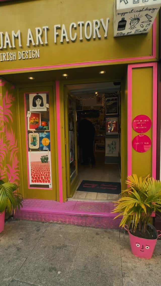Looking for a little piece of Dublin to bring home? 🎨💚
Tucked away on Crown Alley, Jam Art Factory is packed with prints, ceramics, jewellery and gifts created by Irish artists and designers. From bold Dublin illustrations to handmade pieces you won’t find anywhere else ✨
A proper Temple Bar gem supporting local creatives since 2011! @jam_art_factory
#templebar #dublin #lovetemplebar #wearetemplebar