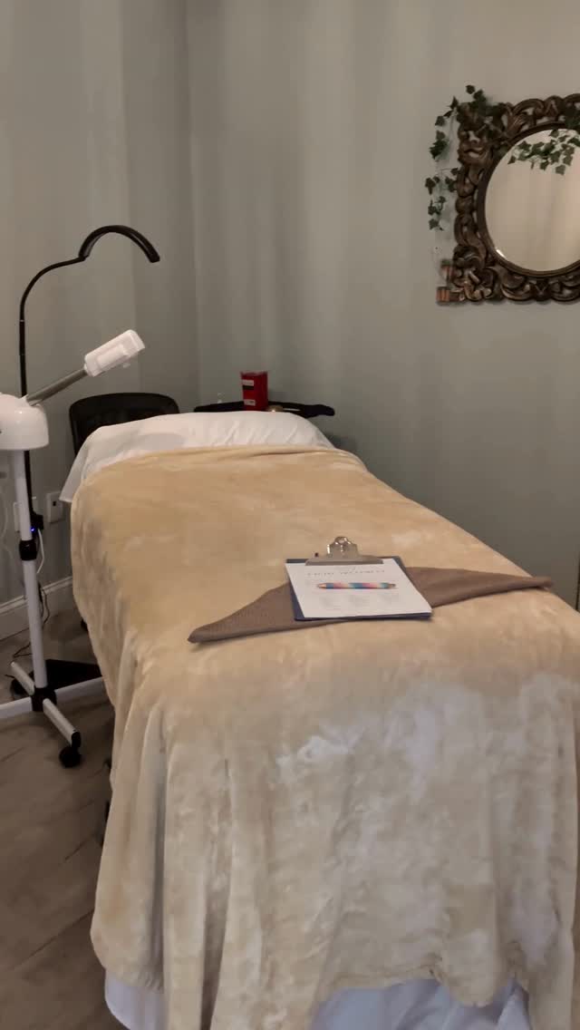 From deep cleansing + cold therapy to intense hydration and relaxing face, scalp, hand, and décolleté massages....
Whether you want results, relaxation, or both — we have the perfect facial for you at Salty.