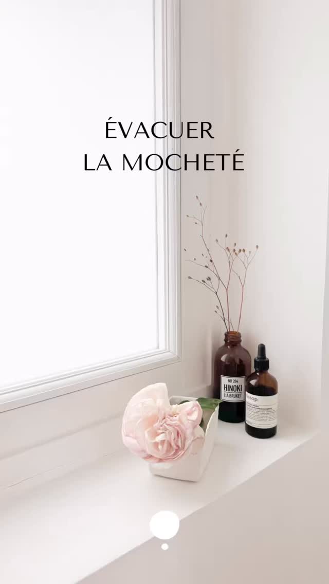 Sans tricher, qui a trouvé ?
🌿
Dans mon appartement tout est caché : les fonctions support particulièrement et encore plus si elles ne sont pas esthétiques ! Vous conviendrez que les toilettes sont rarement des pièces que l’on veut exposer !
🌿
On peut les rendre les plus agréables possible mais il n’en demeure pas moins que ce sont rarement les pièces maîtresses d’une rénovation ni le clou d’une visite !
🌿
En revanche, on peut vraiment en caser dans des endroits exigus, j’en veux pour preuve, les toilettes japonaises de notre chambre qui sont pour ainsi dire dans un placard !
🌿
Je suis d’ailleurs ravie que personne ne soupçonne leur existence ! C’est plutôt mieux non ? Je vous laisse me dire ce que vous en pensez et d’ici là allez à l’essentiel !
W
.
.
.
.
.
#ecologiedinterieur #rénovation #travauxmaison #minimalisme #toilette