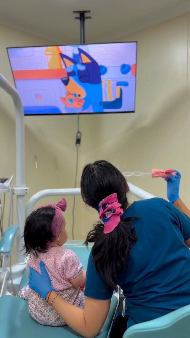 En Clínica Dental Austral creemos que la confianza se construye desde los primeros años ✨🦷
Por eso, la primera visita al dentista debe realizarse desde la aparición del primer diente.
Cada control es una oportunidad para que tu hijo se familiarice, juegue, aprenda y viva una experiencia positiva en el dentista 💙
La prevención y la adaptación temprana hacen toda la diferencia.