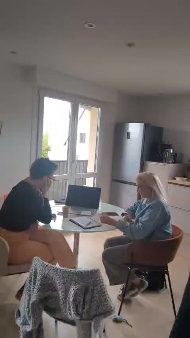 Ce matin, j'ai posé ma Hache 🪓 sur la table de l'association Victimes Inceste Alsace. @me.too.67.victimes.viols
J'ai consacré deux heures d'hyperfocus pour apporter une vision stratégique foudroyante à leur communication.
J'ai posé les questions inconfortables. Celles qui remuent le terreau. Celles qui mettent la lumière exacte sur les lacunes stratégiques.
Une cause d'une telle envergure mérite une visibilité implacable. L'impact réel exige des fondations inébranlables.
Je leur ai transmis mes clés et mes outils d'Architecte.
Je me suis engagée à leur livrer un calendrier éditorial millimétré pour ancrer les bonnes pratiques dans leur quotidien.
Nous ferons le point tous les deux mois.
Mon objectif absolu consiste à architecturer leur présence en ligne pour décupler leur visibilité et maximiser leur impact.
La règle d'or reste universelle.
Que tu défendes une cause vitale ou que tu bâtisses ton propre empire, ton message a besoin d'une structure solide pour résonner avec puissance.
Incarne ta mission. Prends ta place.
Ose être toi, bordel ! 🪓
Caro 🧭
L'Architecte de ta Renaissance
#Engagement #StrategieDeCommunication #Visibilité #LeadershipFeminin #PatronneSouveraine #Alsace