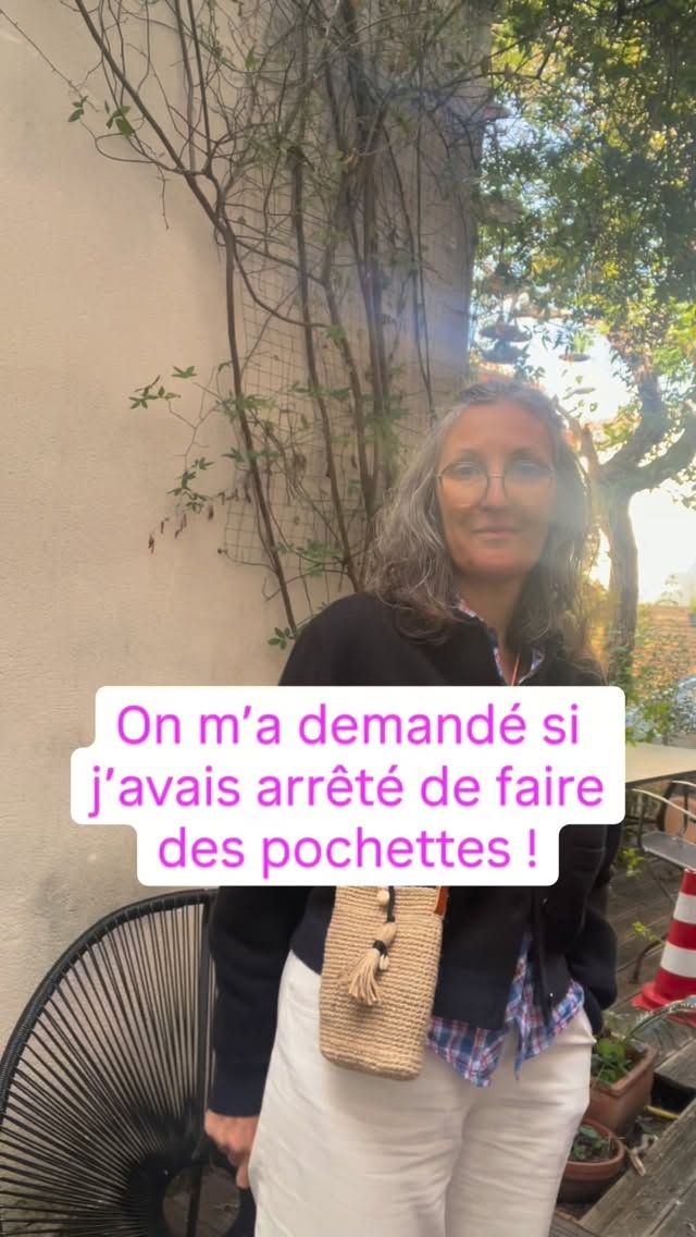 La nouvelle pochette Paulina, crochetée en ficelle de jute vient d’arriver. Parce que même si je suis pas mal sur les bandanas en ce moment je n’ai pas arrêté les pochettes ni les sacs.
Quand j’ai créé Paulina je devais partir quelques jours en vadrouille. Je me posais la question du sac à main que j’allais emporter. Nous étions restreints coté bagages, je ne voulais pas non plus m’encombrer d’un grand sac pour flâner et déambuler des heures dans les rues de notre destination et avoir mal à l’épaule en raison du poids. D’où l’idée de cette petite pochette, suffisamment grande pour y ranger un téléphone, une paire de lunettes de soleil et un trousseau de clés.
Tu n’as jamais eu mal à l’épaule après avoir déambuler dans les rues toute une après-midi à cause d’un sac à main trop lourd ? Raconte-moi tout en commentaire 😉.
Si tu as lu jusqu’ici, bonjour. Je m’appelle Laetitia, fondatrice du Petit Atelier n°4.
Je crochète à la main des sacs à main, accessoires et objets déco faits de matières naturelles – jute, lin, chanvre, laine… parfois même un peu de coton recyclé.
Chaque pièce est unique, parfois doublée de tissus chinés et réinventés, parce que je crois à la beauté des choses qui ont déjà eu une vie. ♻️
Mon fil conducteur, c’est l’amour du geste juste et du beau durable.
Si toi aussi tu préfères le vrai fait-main à la production rapide, si tu aimes les objets qui ont une âme, alors bienvenue ici 🌿
