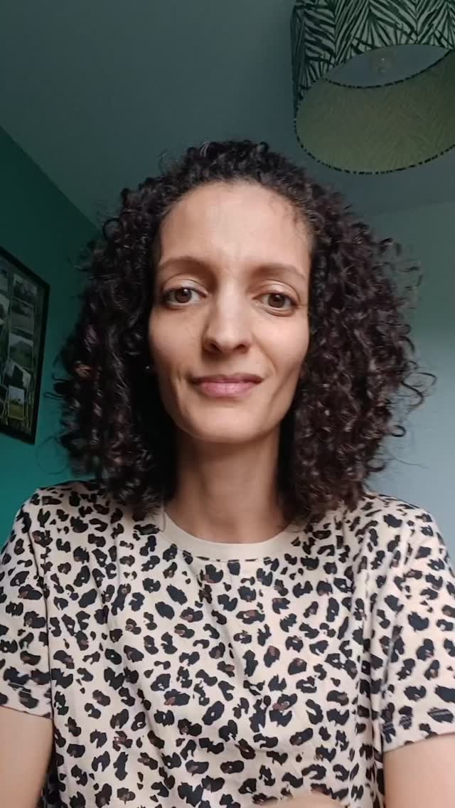 Petit retour sur ma journée de formation avec @hifasdaterrafr
La mycothérapie utilise les propriétés des champignons 🍄 pour apaiser et soigner certaines pathologies.
Rappel : la pilule magique n'existe pas.
Utilisée en complément d'une hygiène de vie globale la mycotherapie est une possibilité parmi d'autres de soutenir tous vos systèmes :
- digestif
- ostéomusculaire
- cardiaque
- endocrinien
- nerveux
- urogenital...
Riches en prébiotiques pour soutenir votre flore intestinale, en polysaccharides, en terpènes, en acides aminés en multiples vitamines A,B,D,E... les champignons 🍄sont de veritables superaliments et même des alicaments (aliment/medicament).
Chaque formation me permets de vous proposer, en fonction de vos problématiques, des solutions adaptées et individualisées : Gemmothérapie, micronutrition, fleurs de bach, mycothérapie... 🍃
J'utilise tous ces outils pour trouver celui qui vous correspond le mieux afin de vous proposer le meilleur accompagnement et vous proposer un programme global d'hygiène de vie :
- rééquilibrage alimentaire
- supplémentation pour combler les carences
- techniques de gestion du stress
- proposition de mouvements à mettre en place au quotidien
- et surtout une meilleure compréhension de votre corps.
La mycothérapie n'est qu'un outil, il n'y a que vous seul(e) qui pouvez reprendre le contrôle de votre corps et avancer en harmonie.
✨ Je suis Maëva, Naturopathe et spécialisée dans les troubles digestifs et hormonaux et je vous aide à devenir acteur/actrice de votre santé ✨
#mycothérapie #champignonsmedicinaux #naturopathieféminine #troubleshormonauxféminins #naturopathedeuxsevres