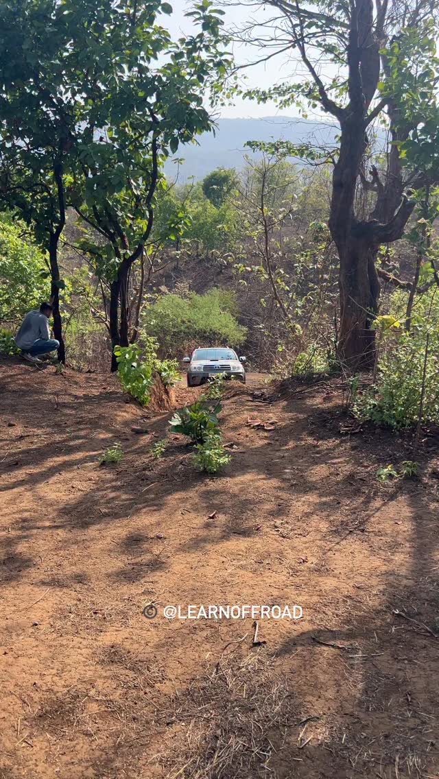 Toyota Fortuner vs Isuzu Vcross. Both open diff vehicles. Which is your favourite?
#learnoffroad #offroadjunkie #fortuner #vcross