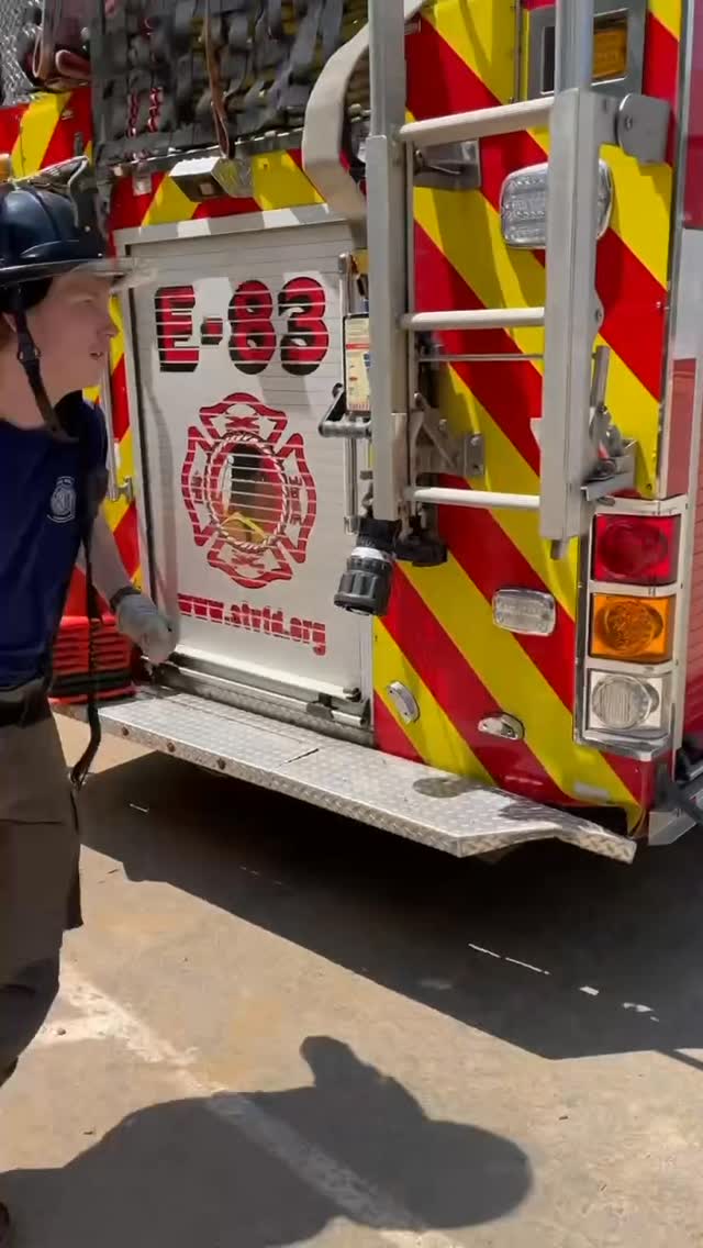 ENGINE COMPANY OPERATIONS DAY
This Saturday, 7 volunteers drilled engine company operations on #Engine83 for 9 hours. Rookie firefighters practiced stretch techniques of the 300ā line and racks in several apartment buildings and rowhomes. This 2 minute video shows two firemen performing a stretch with racks and a leader line to a distant, third floor apartment. The 2.5ā was hoisted and tied off at the stairs.